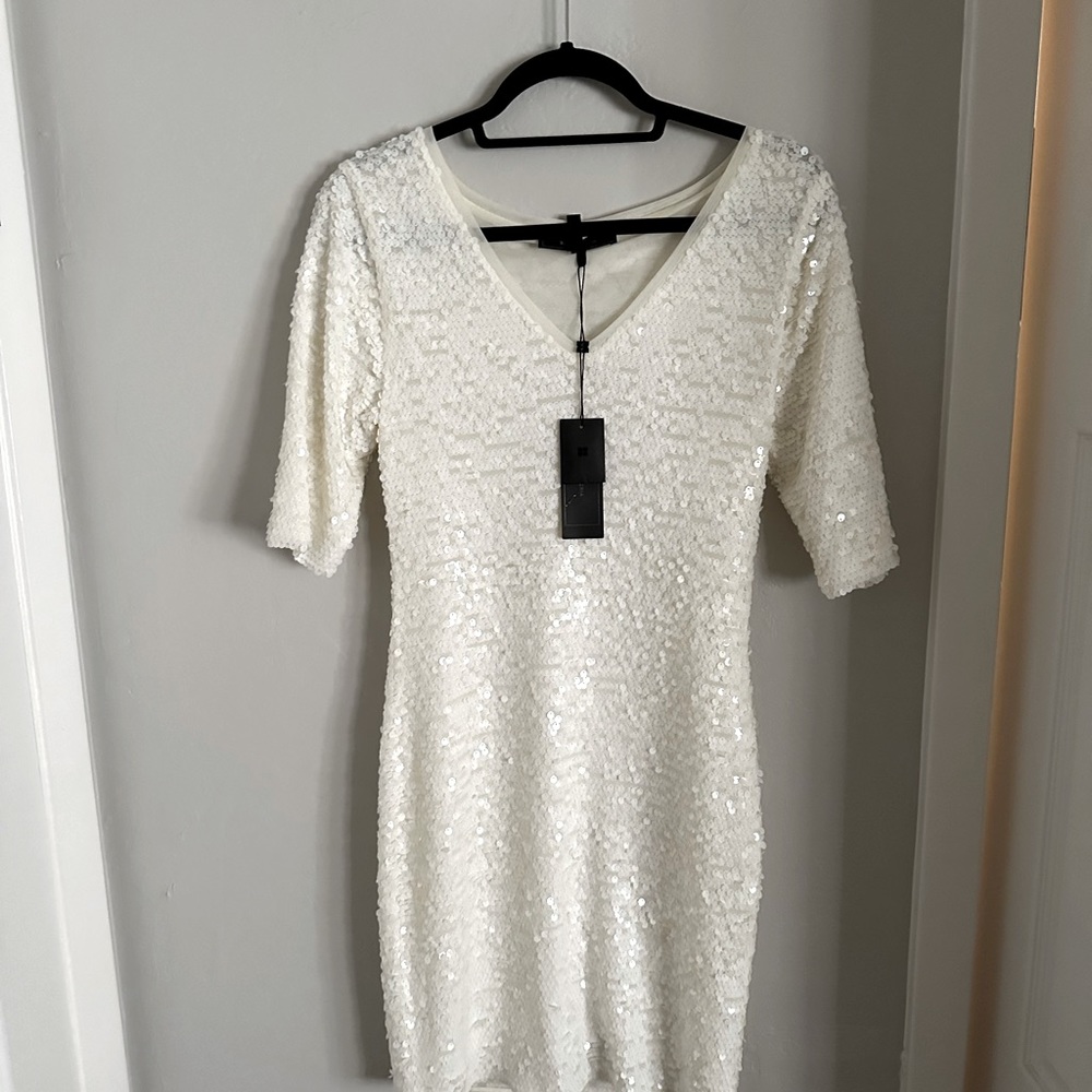 New w/Tags BCBG dress. Never worn, beautiful body con fit. Just decluttering😀